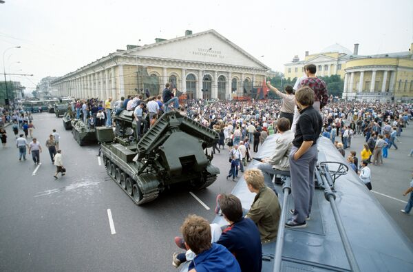 Tanques y barricadas en las calles de Moscu el 19 de agosto de 1991 - Sputnik Mundo