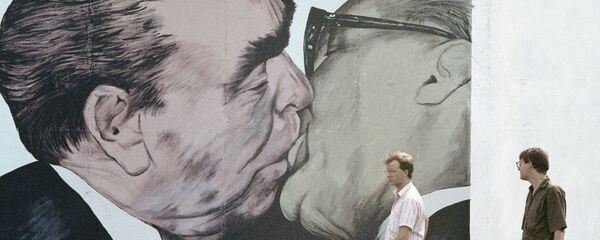 Уцелевший участок берлинской стены - Sputnik Mundo