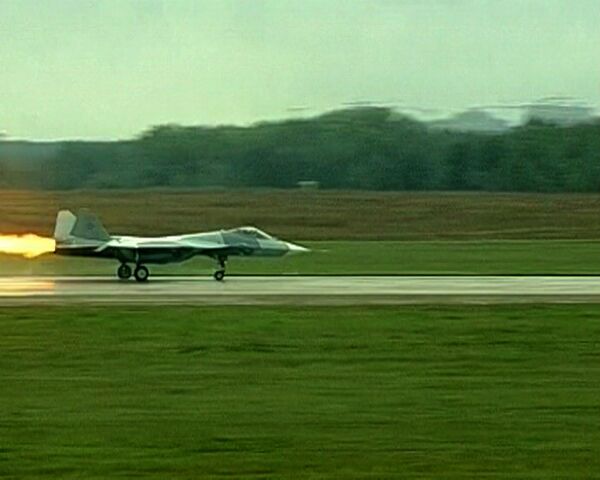 Caza ruso de quinta generación T-50 suspende despegue por fallo en motor - Sputnik Mundo