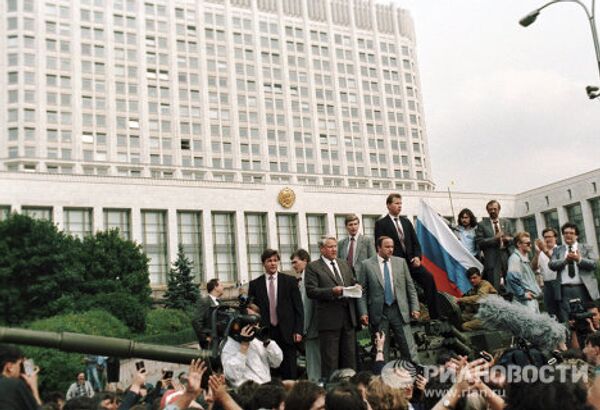 Borís Yeltsin se dirige a la población durante el inteto del golpe de Esado de agosto de 1991 Borís Yeltsin se dirige a la población durante el inteto del golpe de Esado de agosto de 1991 - Sputnik Mundo