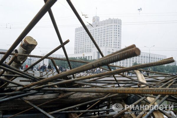 Las barricadas frente al edificio del Parliamento durante el intento del golpe de Estado en agosto de 1991 Las barricadas frente al edificio del Parliamento durante el intento del golpe de Estado en agosto de 1991 - Sputnik Mundo