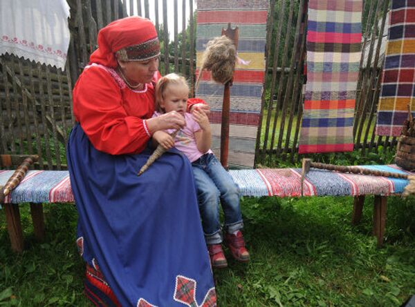 Fiesta otoñal rusa de bendición de miel, manzanas y lino - Sputnik Mundo