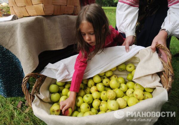 Fiesta otoñal rusa de bendición de miel, manzanas y lino - Sputnik Mundo