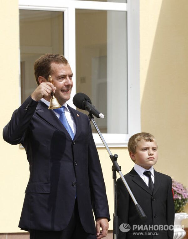 El presidente Medvédev inaugura una escuela de cadetes el Día de los Conocimientos - Sputnik Mundo