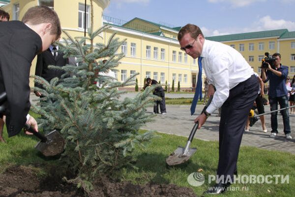 El presidente Medvédev inaugura una escuela de cadetes el Día de los Conocimientos - Sputnik Mundo