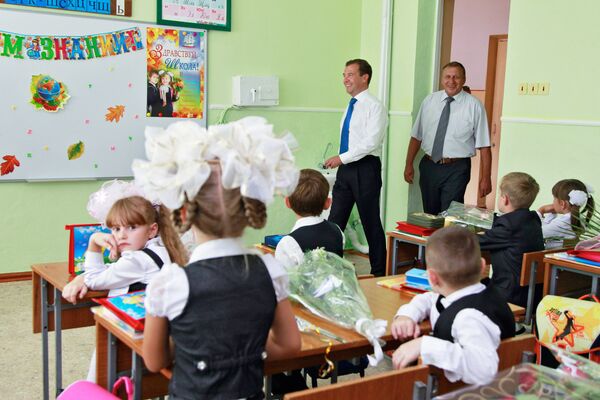 El presidente Medvédev inaugura una escuela de cadetes el Día de los Conocimientos - Sputnik Mundo