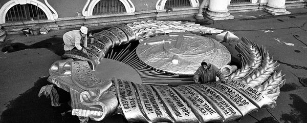 Derrocamiento del Escudo de la URSS - Sputnik Mundo
