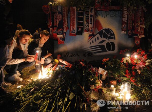 Flores y velas en memoria a los jugadores de hockey rusos - Sputnik Mundo