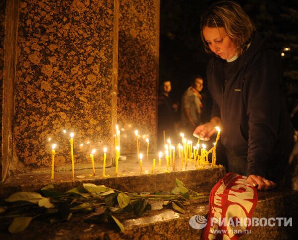 Flores y velas en memoria a los jugadores de hockey rusos - Sputnik Mundo