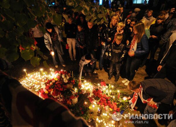 Flores y velas en memoria a los jugadores de hockey rusos - Sputnik Mundo