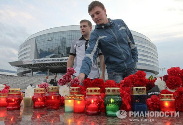 Flores y velas en memoria a los jugadores de hockey rusos - Sputnik Mundo