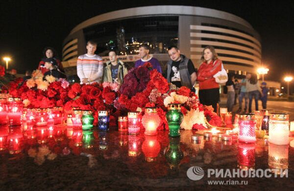 Flores y velas en memoria a los jugadores de hockey rusos - Sputnik Mundo