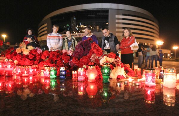 Flores y velas en memoria a los jugadores de hockey rusos - Sputnik Mundo