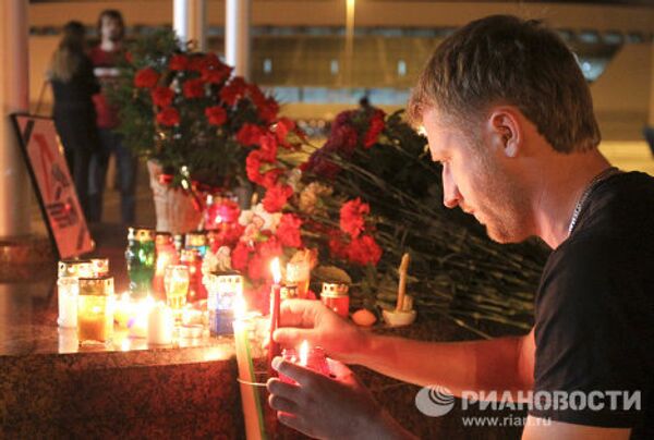 Flores y velas en memoria a los jugadores de hockey rusos - Sputnik Mundo