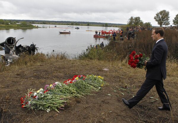 Dmitri Medvedev visitó esta mañana el lugar del accidente aéreo del Yak-42  - Sputnik Mundo