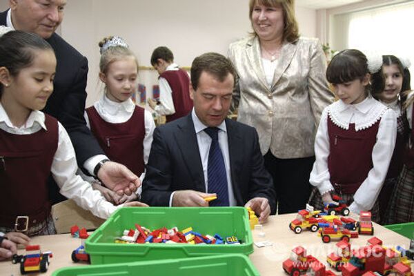 Las otras “profesiones” del presidente ruso Dmitri Medvédev - Sputnik Mundo