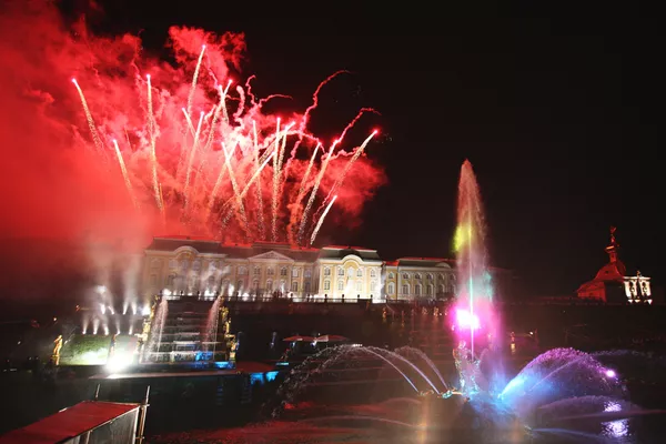 “Capriccio. Dedicación a Rastrelli”: ceremonia de clausura de fuentes en Peterhof - Sputnik Mundo
