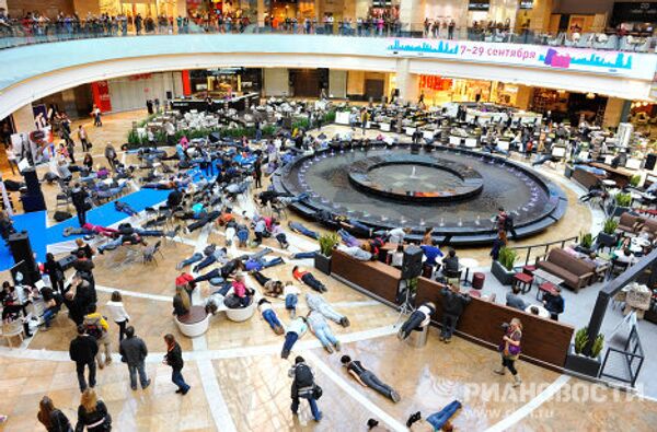 Aficionados al ‘planking’ realizan un flashmob en Moscú  - Sputnik Mundo