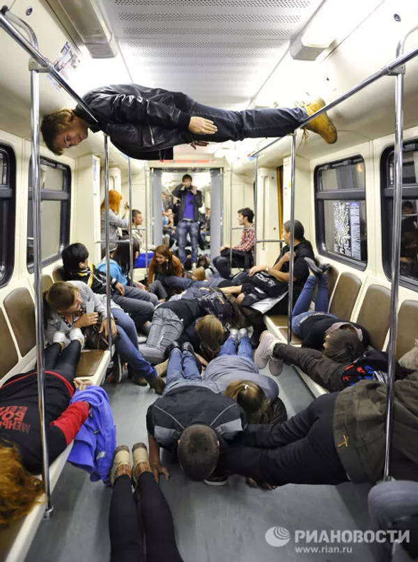 Aficionados al ‘planking’ realizan un flashmob en Moscú Aficionados al ‘planking’ realizan un flashmob en Moscú - Sputnik Mundo
