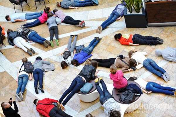 Aficionados al ‘planking’ realizan un flashmob en Moscú  - Sputnik Mundo