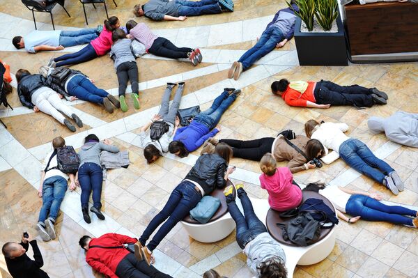 Aficionados al ‘planking’ realizan un flashmob en Moscú  - Sputnik Mundo