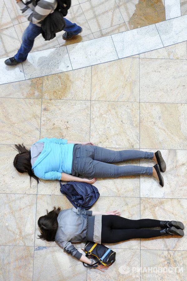 Aficionados al ‘planking’ realizan un flashmob en Moscú  - Sputnik Mundo