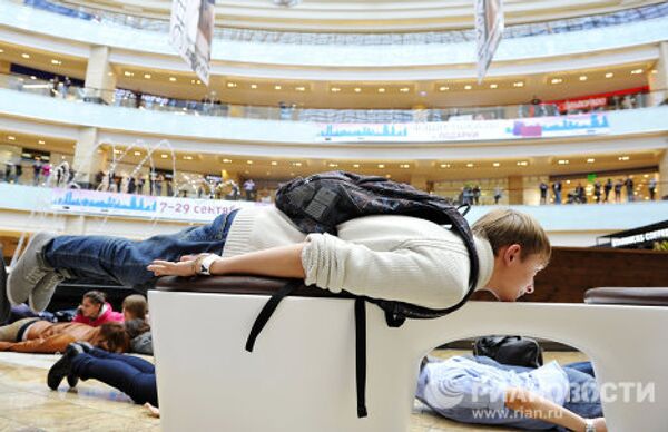 Aficionados al ‘planking’ realizan un flashmob en Moscú  - Sputnik Mundo