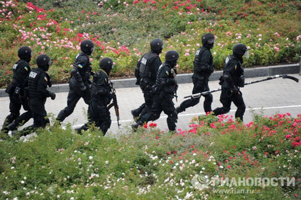 Fuerzas del orden de la CEI realizan ejercicios antiterroristas en Ucrania - Sputnik Mundo