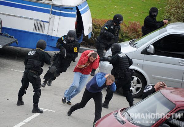 Fuerzas del orden de la CEI realizan ejercicios antiterroristas en Ucrania - Sputnik Mundo