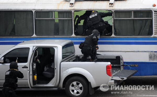 Fuerzas del orden de la CEI realizan ejercicios antiterroristas en Ucrania - Sputnik Mundo