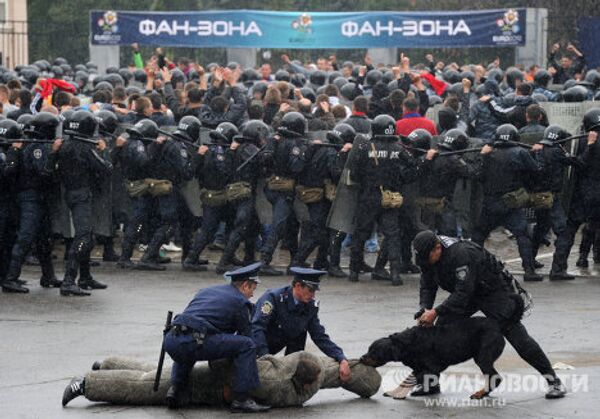 Fuerzas del orden de la CEI realizan ejercicios antiterroristas en Ucrania - Sputnik Mundo