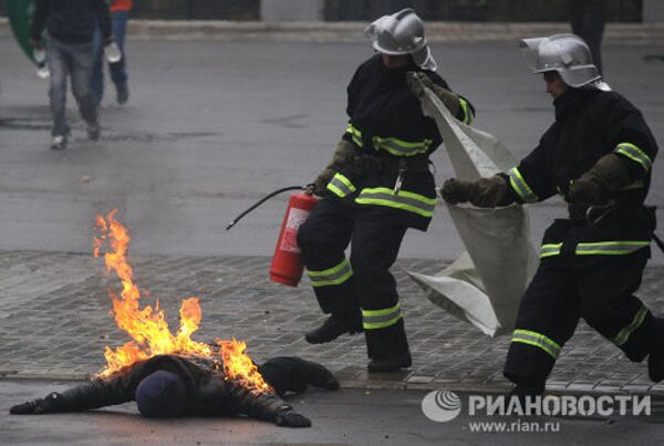 Fuerzas del orden de la CEI realizan ejercicios antiterroristas en Ucrania - Sputnik Mundo