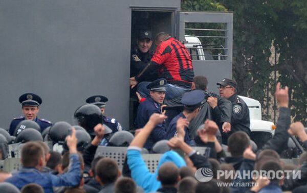 Fuerzas del orden de la CEI realizan ejercicios antiterroristas en Ucrania - Sputnik Mundo