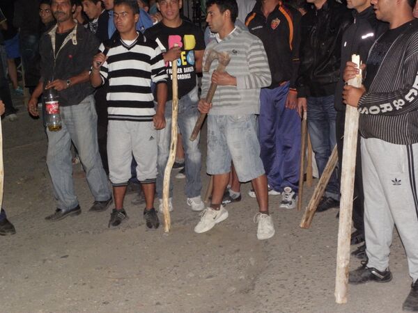 Policía búlgara evita enfrentamiento entre 200 gitanos y “cabezas rapadas” - Sputnik Mundo