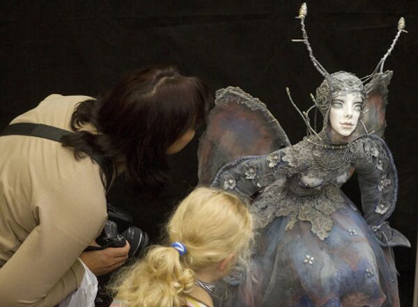 Figuras de Medvédev, Obama y Sarkozy  en el Salón Internacional de muñecos de Moscú - Sputnik Mundo