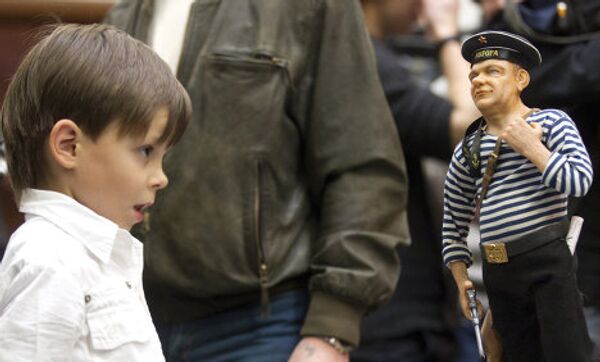 Figuras de Medvédev, Obama y Sarkozy  en el Salón Internacional de muñecos de Moscú - Sputnik Mundo