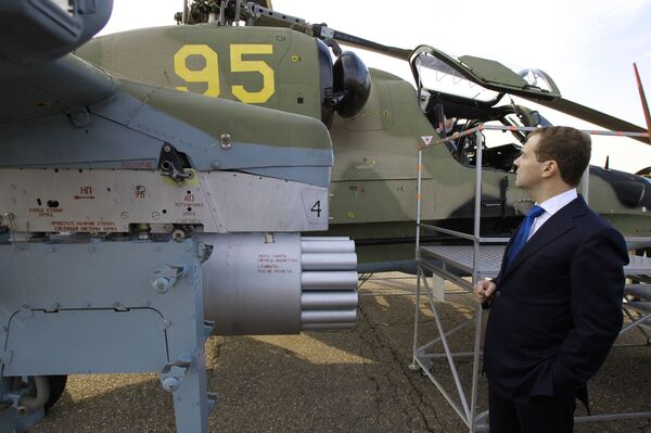 Medvédev examina helicópteros en una base aérea  - Sputnik Mundo