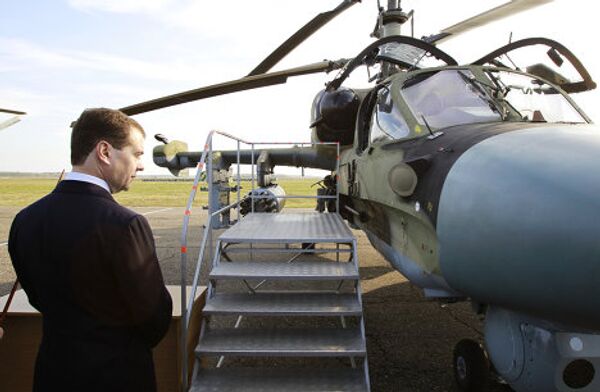 Medvédev examina helicópteros en una base aérea Medvédev examina helicópteros en una base aérea - Sputnik Mundo