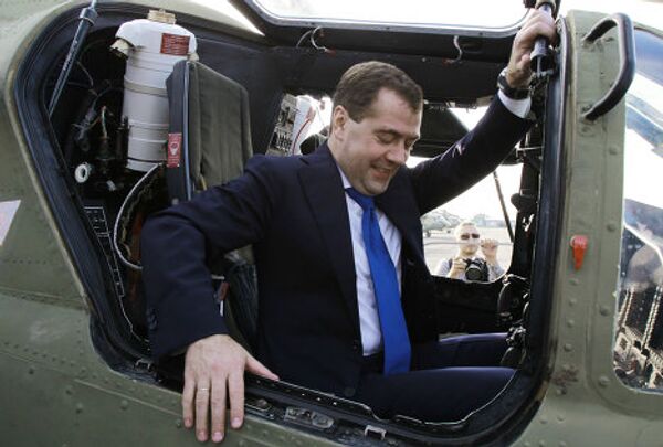 Medvédev examina helicópteros en una base aérea Medvédev examina helicópteros en una base aérea - Sputnik Mundo