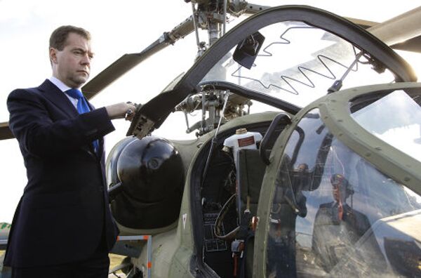 Medvédev examina helicópteros en una base aérea Medvédev examina helicópteros en una base aérea - Sputnik Mundo