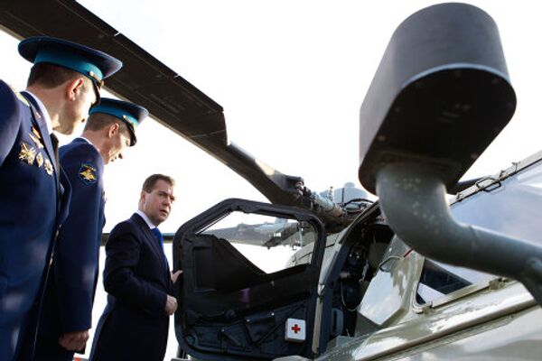 Medvédev examina helicópteros en una base aérea Medvédev examina helicópteros en una base aérea - Sputnik Mundo