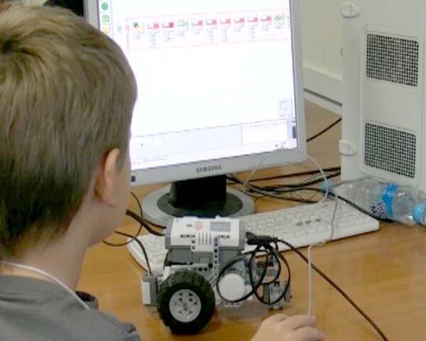 Escolares rusos exhiben robots capaces de bailar y distinguir colores - Sputnik Mundo