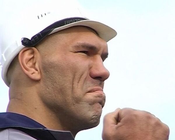 El boxeador Nikolai Valuev es ahora presentador de televisión  - Sputnik Mundo