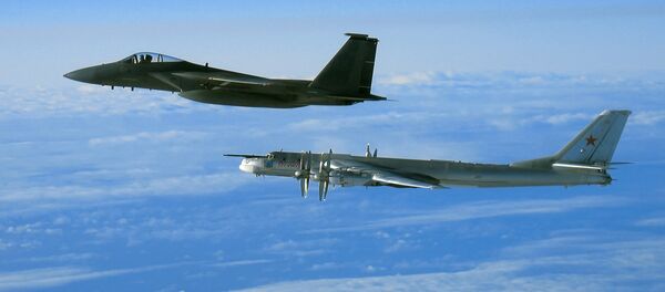 El bombardero ruso Tu-95 y el caza estadounidense F-15 - Sputnik Mundo
