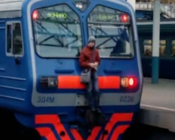 Pasajero arriesga vida para viajar sin pagar en un tren de cercanías  - Sputnik Mundo