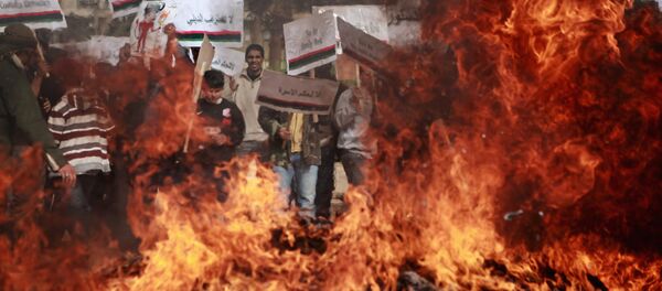 Protestantes queman los retratos de Muamar Gadafi - Sputnik Mundo
