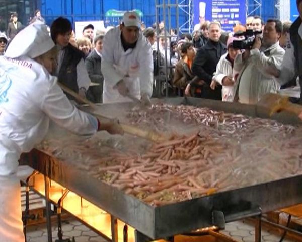 Cocineros moldavos preparan 200 kg de mamaliga para batir récord - Sputnik Mundo