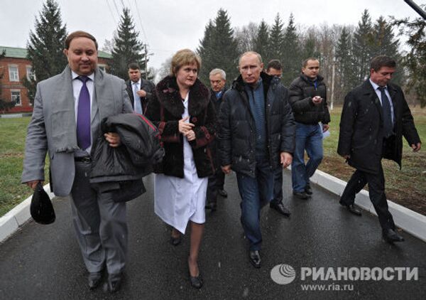 Vladímir Putin visita centros médicos y educativos en la provincia de Bélgorod  - Sputnik Mundo