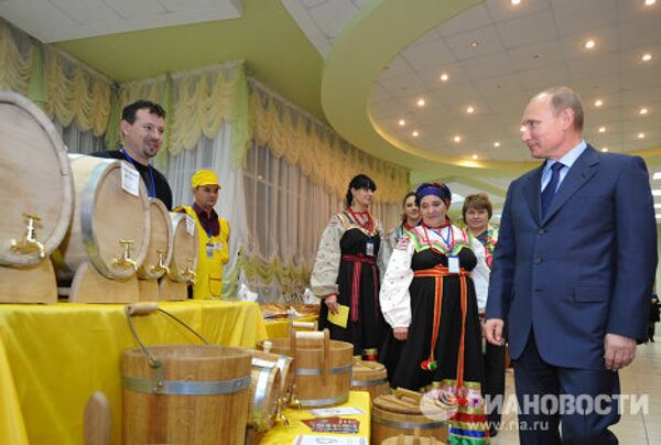 Vladímir Putin visita centros médicos y educativos en la provincia de Bélgorod  - Sputnik Mundo