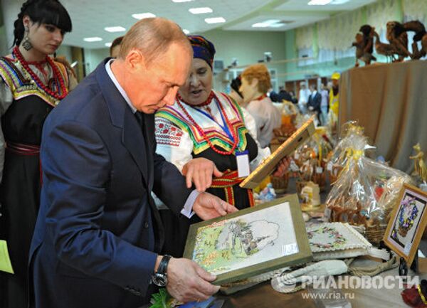 Vladímir Putin visita centros médicos y educativos en la provincia de Bélgorod  - Sputnik Mundo